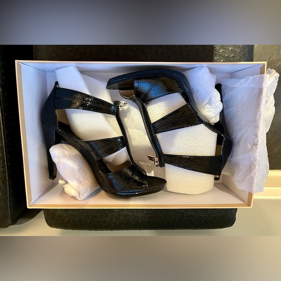 Michael Kors Berkeley T Strap Sandles - Picture 5 of 9